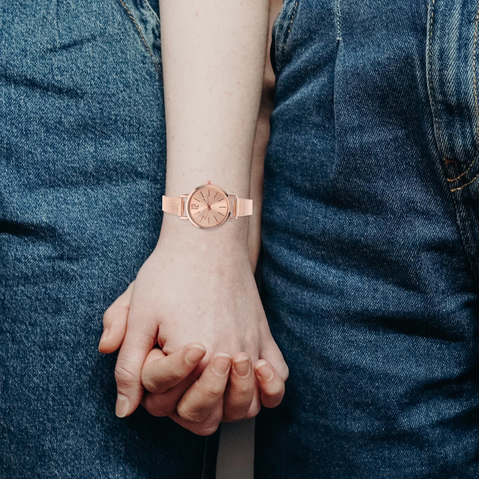 

Elegant Rosy Gold Women Quartz Watch with Flexible Mesh Band Stylish Minimalist Design Perfect for Everyday Wear