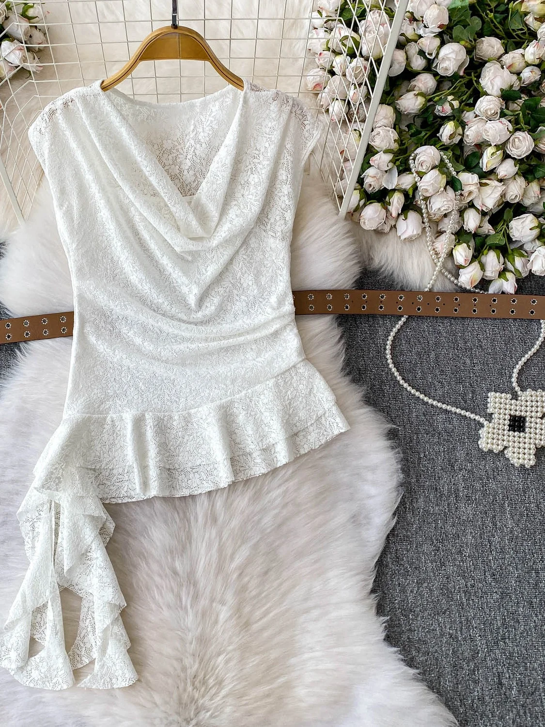 Csa Sexy de Renda Estilo Americano Fena 2025 Nova Cintura Ajustada Sem Mangas Decote em V Barra com Babados Top Versão...