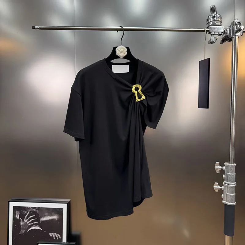 

2026 Новые однотонные металлические свободные футболки для женщин с круглым вырезом и короткими рукавами в стиле пэчворк, повседневная рубашка со складками, женский модный стиль