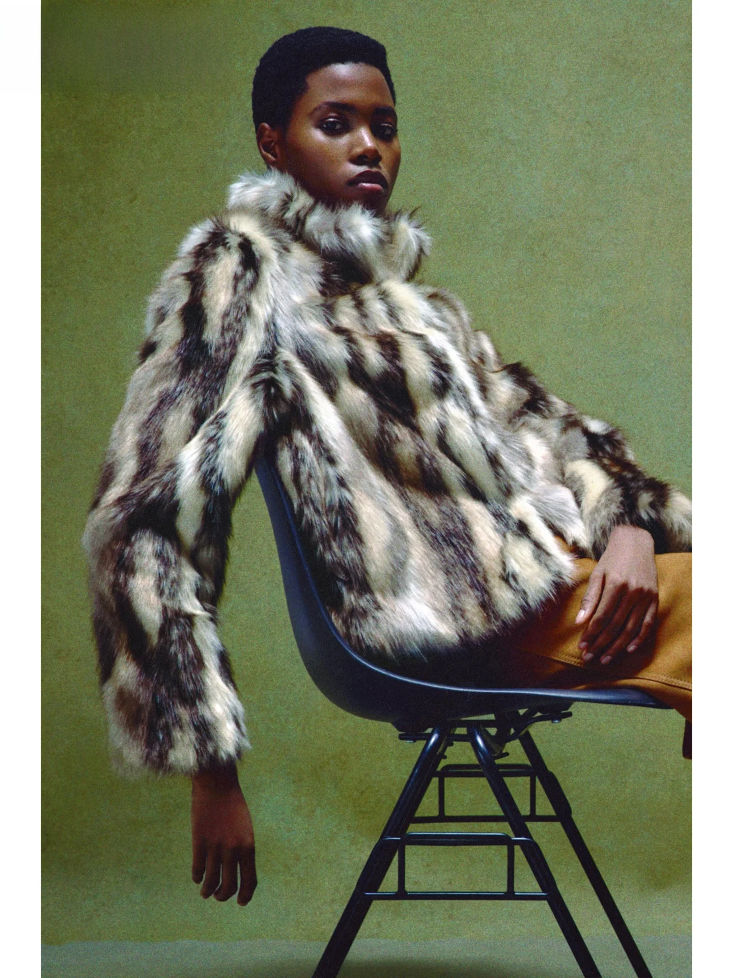 

ZAPRHA Autumn 2025 New Sle Artificial Fur Effect Coat Hidden Button Decoration Lapel Long Sve Women's Casual Faion Out...