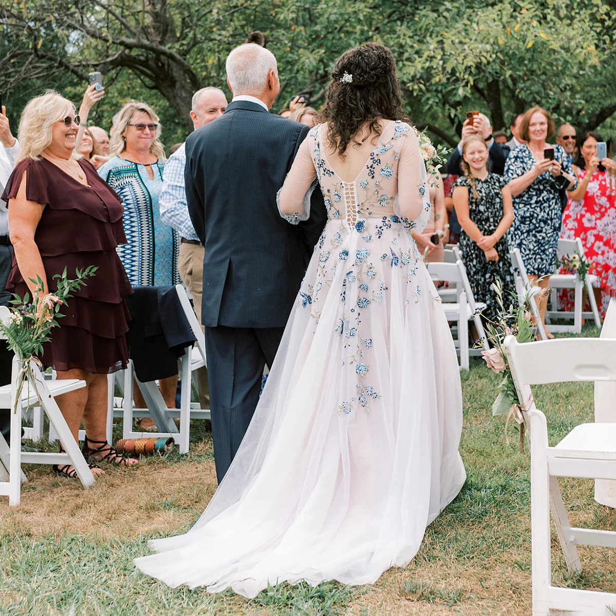 긴 퍼프 소매 블루 자수 비딩 웨딩 드레스 A라인 시스루 보디스 맞춤 제작 가든 튤 브라이덜 가운 트레인 포함