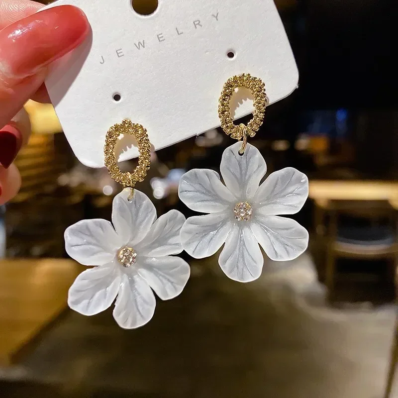 Translucent White Flower Hanging Earrings for Women Rhinestone Ball Middle Petals Sweet Korean New Beach Vacation Ear Decoration