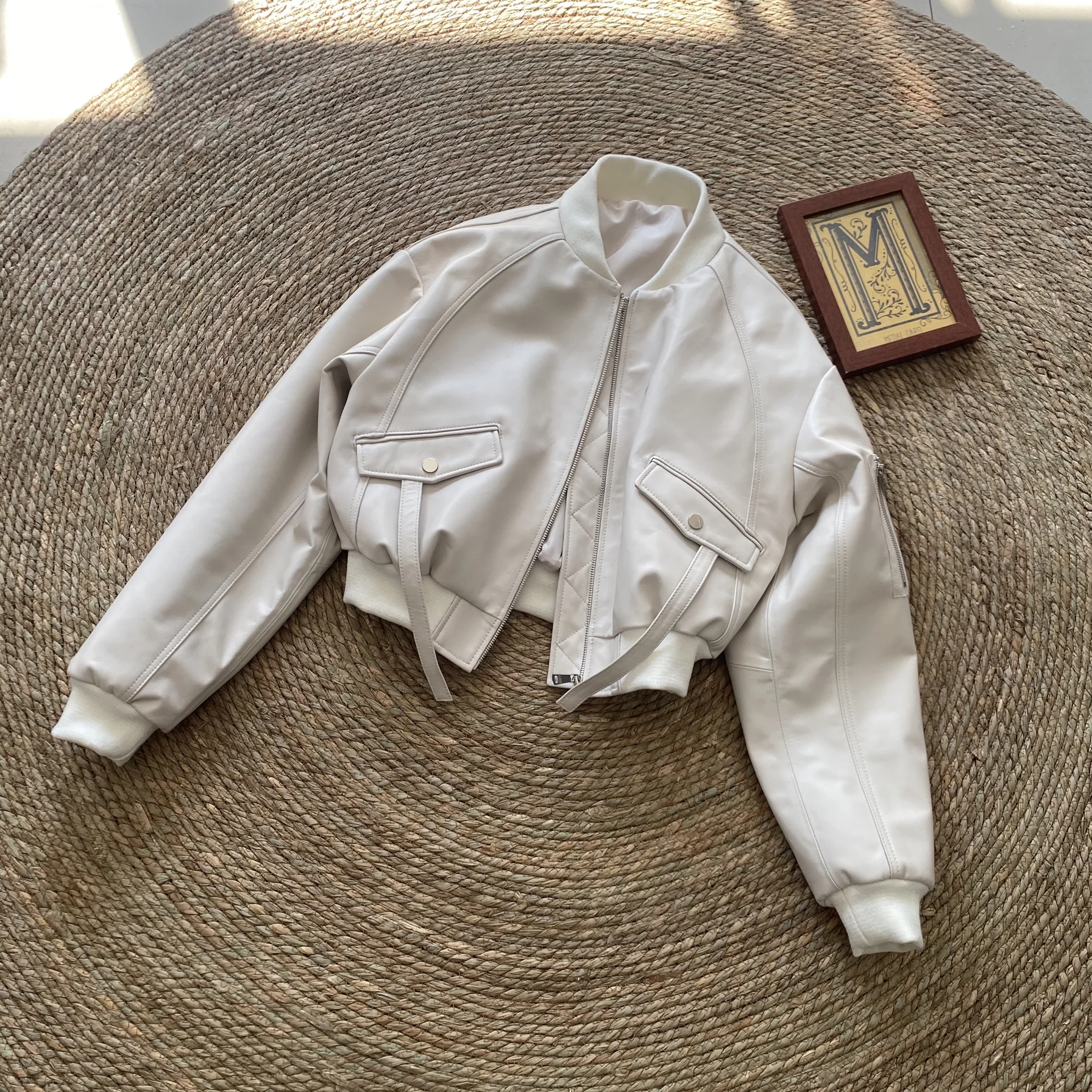 Spring 2024 Women's ort Loose Batwing Sve Stand Collar Leather Jaet White eepskin Baseball Sle Outerwear Coat