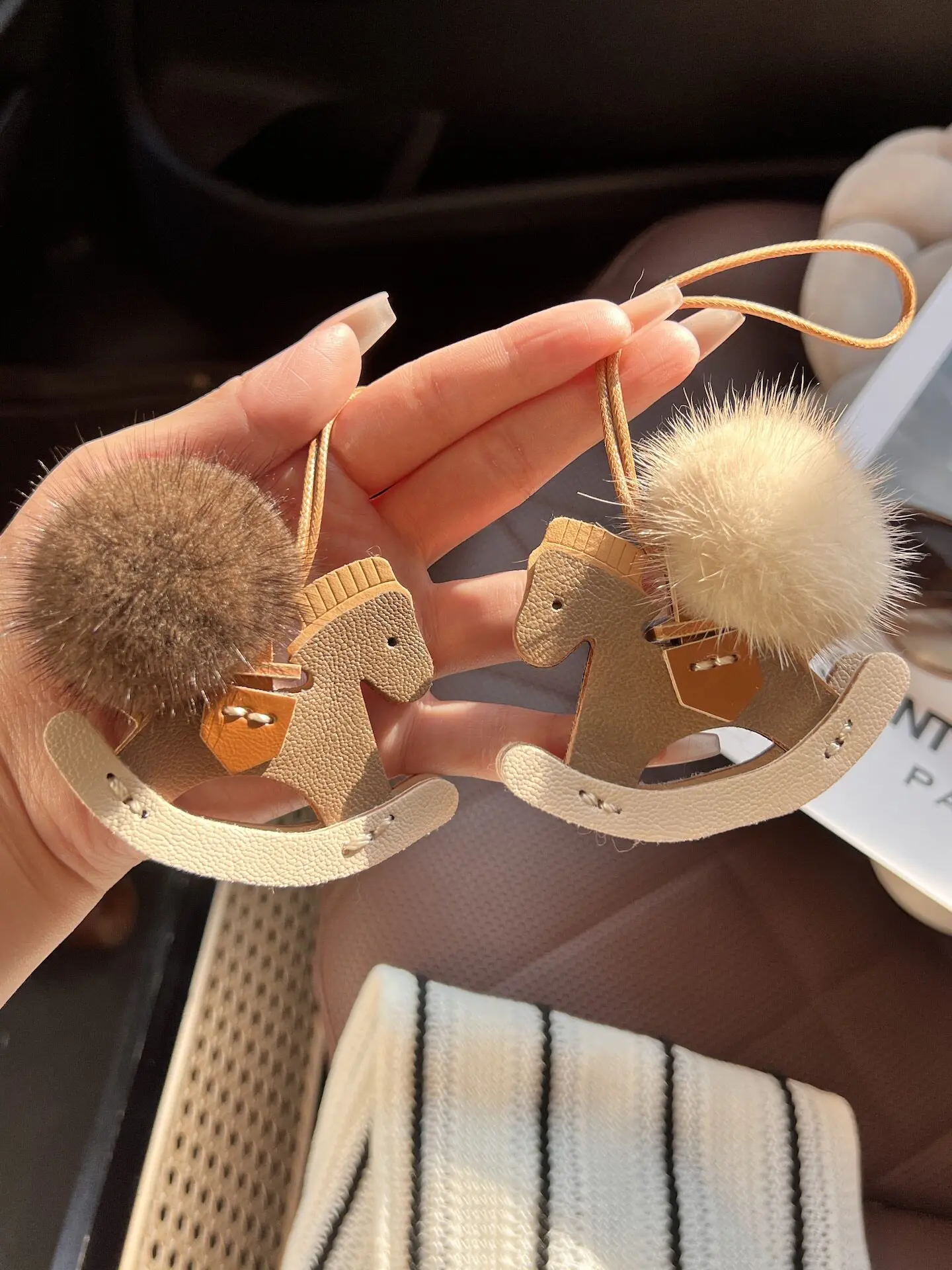 

Adorable Bag Charm Simple Plush Horse backpack Pandent Keychain Real Mink Fur Ball Bag Decorative Hanging Ornament