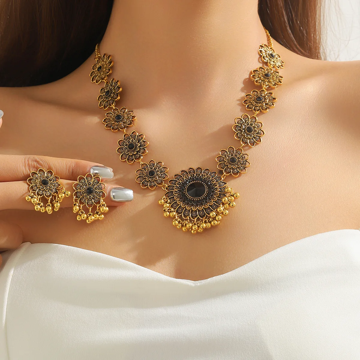 Cross-border retro metal diamond-encrusted fringed necklace, earrings, necklace set, personalized exquisite style, literary and