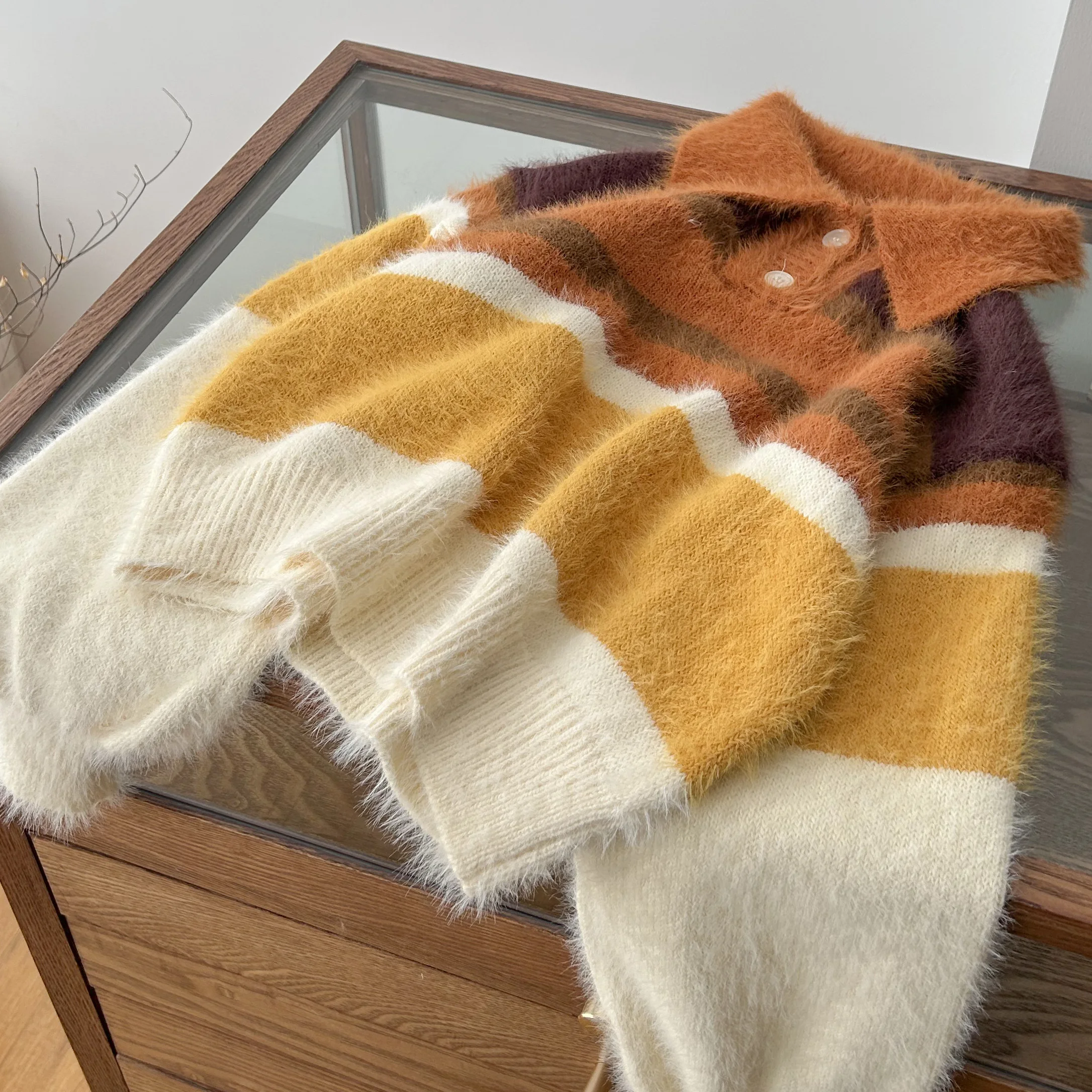 女性のカジュアルなカラーコントラストストライプ長袖ルーズショートセーターレディースストリートウェアターンダウンカラーランタンスリーブジャンパー