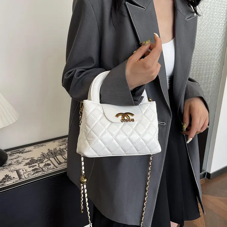 

Зима 2024, 548 г., новая сумка-мессенджер из искусственной кожи с магнитной пряжкой, сумка-мессенджер с ромбовидной цепочкой, легкая роскошная универсальная маленькая квадратная сумка