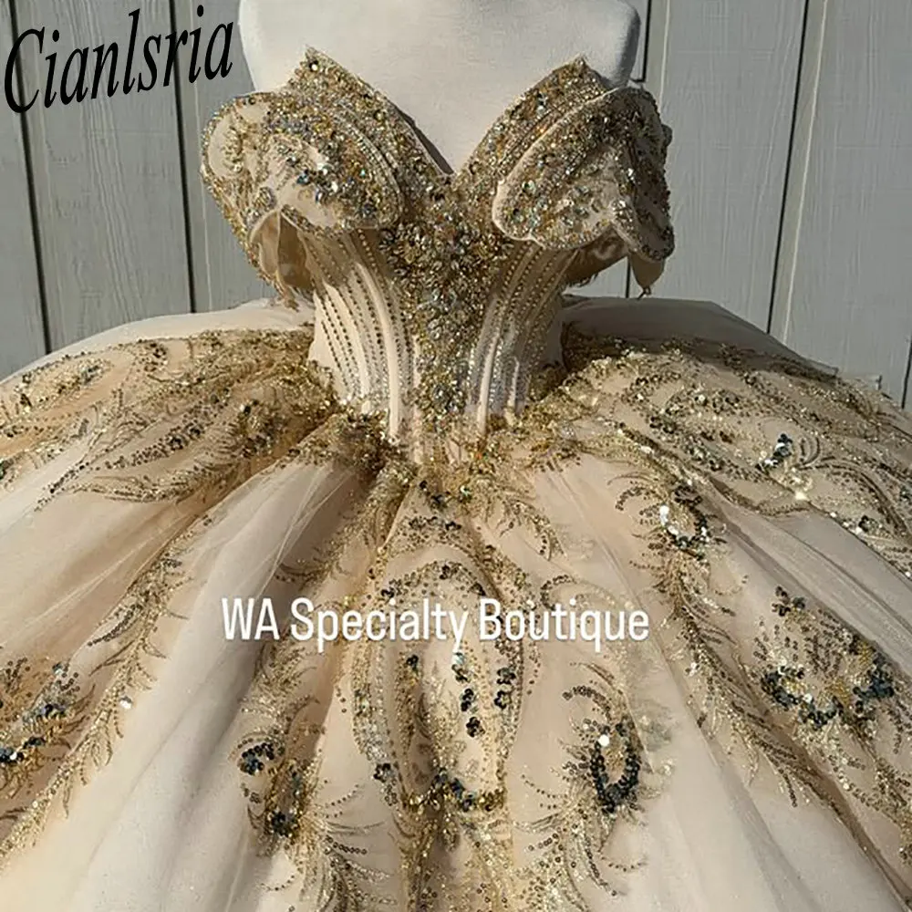 

Золотые аппликации с блестками, кружевные платья Quinceanera, расшитые бисером, бальное платье с открытыми плечами, милое 15-е годы, мексиканское индивидуальное платье