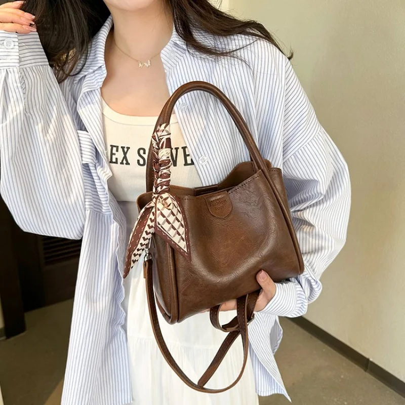 حقيبة يد نسائية راقية مصنوعة من الجلد بنقشة الفاوانيا تتميز بتصميم باريس العصري خفيف الوزن وناعم على الطراز اليومي الحديث ​