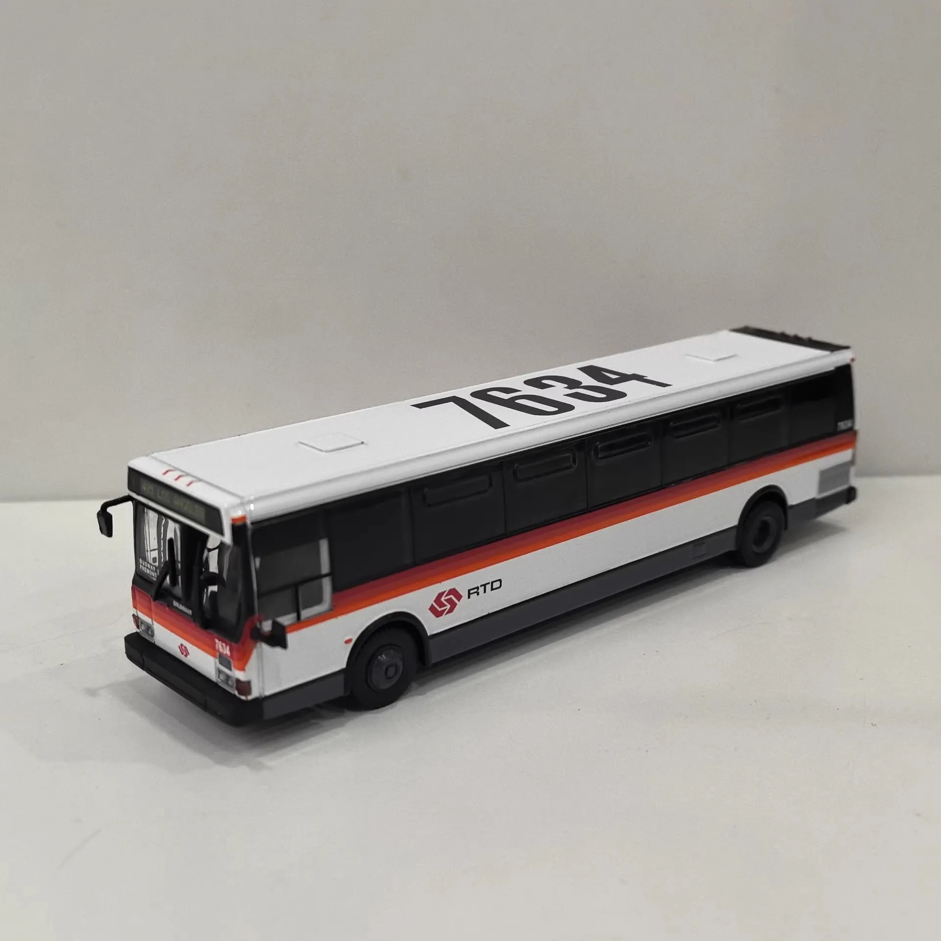 modele-de-bus-en-alliage-moule-sous-pression-ir-1-87-ho-grumman-870-transit-bus-1980-rtd