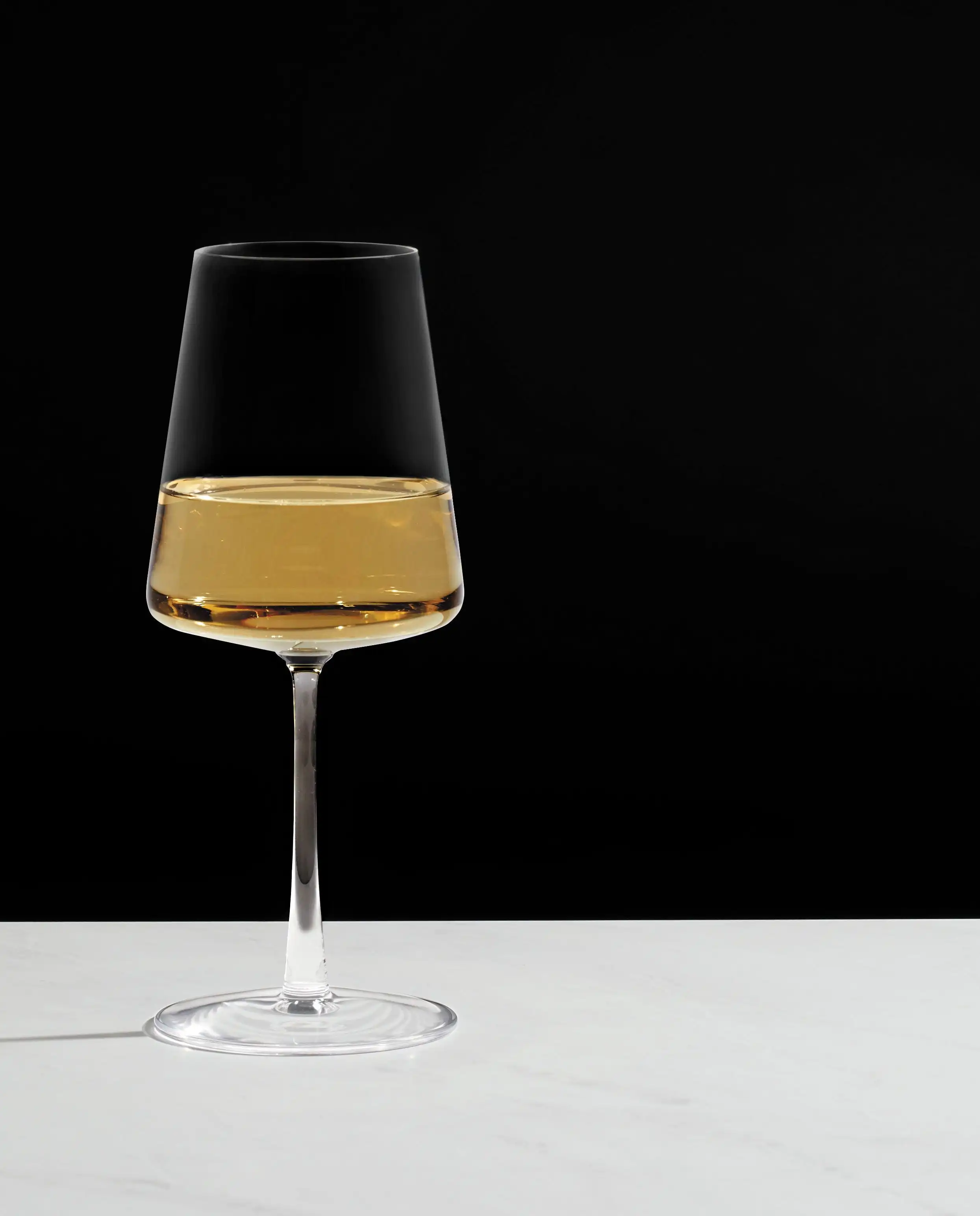 كأس نبيذ أبيض شفاف واسع مع جذع 13 أونصة