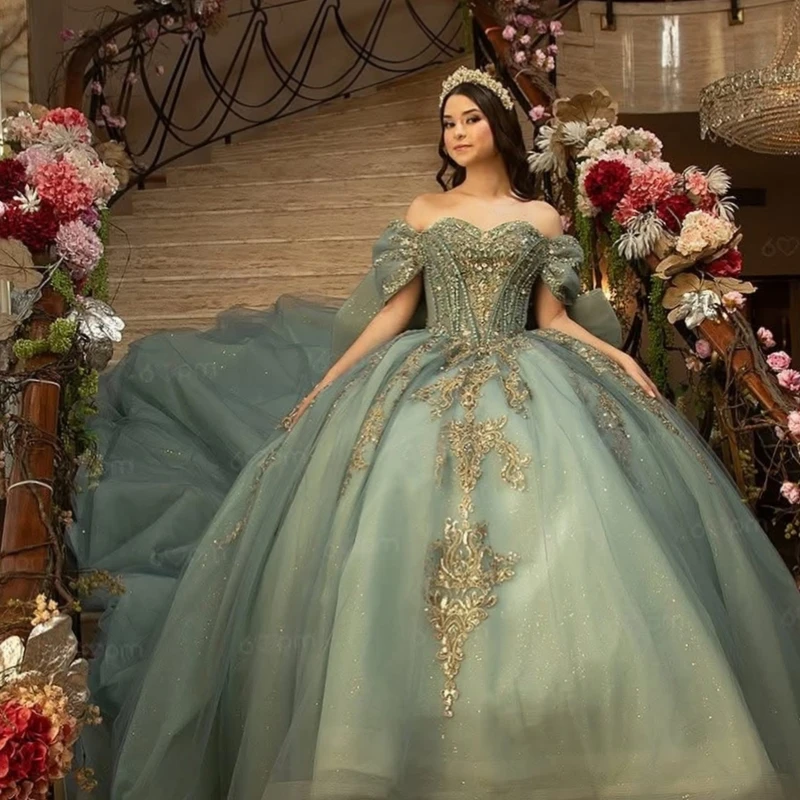 

Зеленые блестящие платья Quinceanera с открытыми плечами, золотая аппликация, кружево, бисер, кристалл, бант, тюлевое платье для вечеринки, дня рождения, сладкое платье 16.