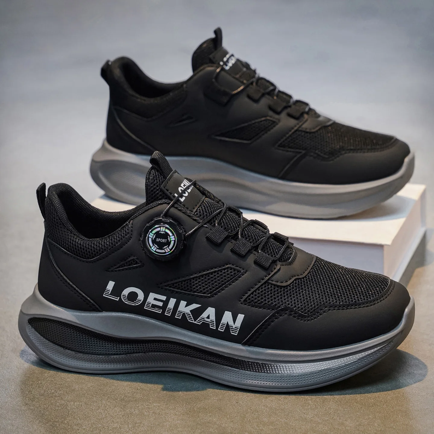 Men's All-Season Outdoor Casual Hiking Shoes, Comfortable and Breathable, Featuring a Twist Buckle Design.