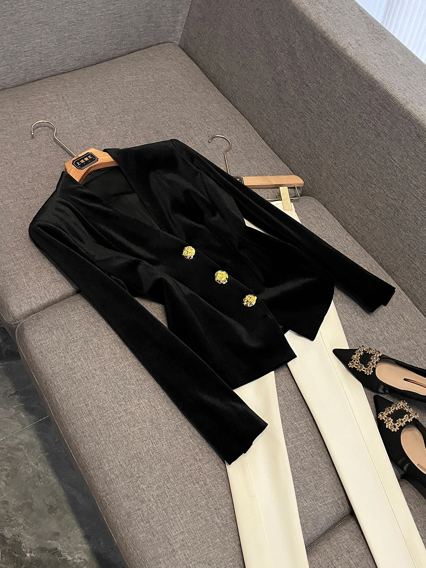 Elegant Black Velvet Tailored Suit Women's Long Sleeve Slim Fit Waist Cinched Double Buttoned High-End Feel Outerwear X412