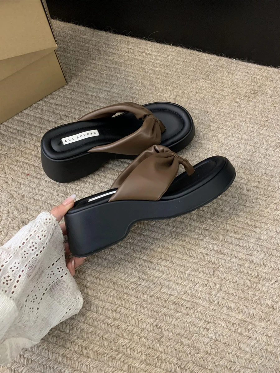 Lage Damesschoenen Damespantoffels Buiten Glijbanen Rubberen Slippers Platform Mode 2024 Hawaiiaanse Luxe Zomer Rome Hoefhakken P