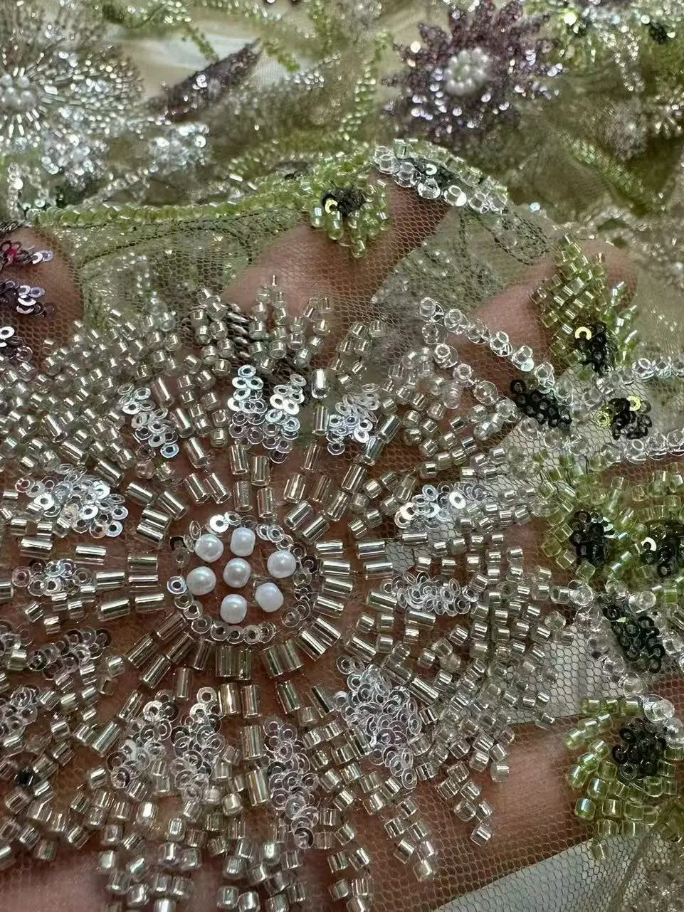 tissu-brode-a-la-main-avec-perles-pour-robe-de-mariee-materiau-haut-de-gamme-personnalise-tissu-decoratif-a-sequins-lourds