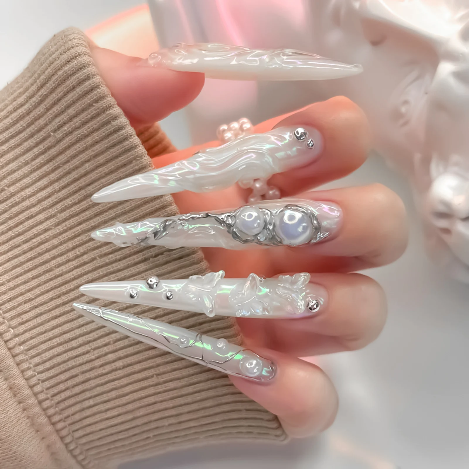 24 Stück 3D Aurora Glänzende Lange Spitze Künstliche Nägel mit Schmetterling und Perlen zum Aufkleben für Fingernagel-DIY-Kunstdekoration