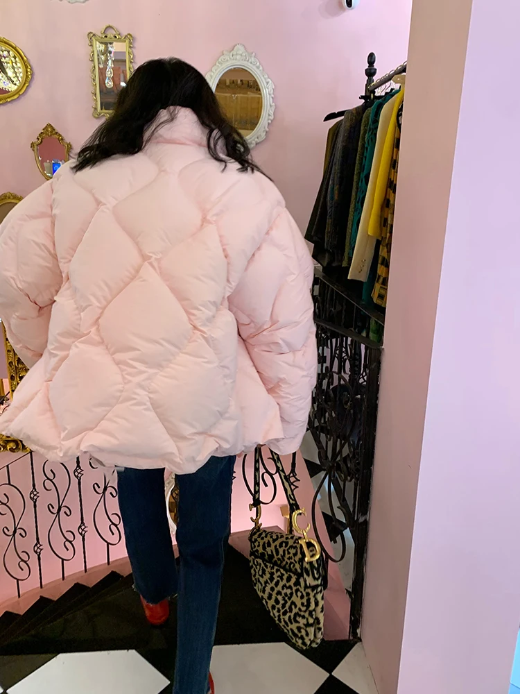 ピンクのショート丈厚手スタンドカラーダウンジャケット 2024冬新作 レディースファッションアウター レディライクストレートカット