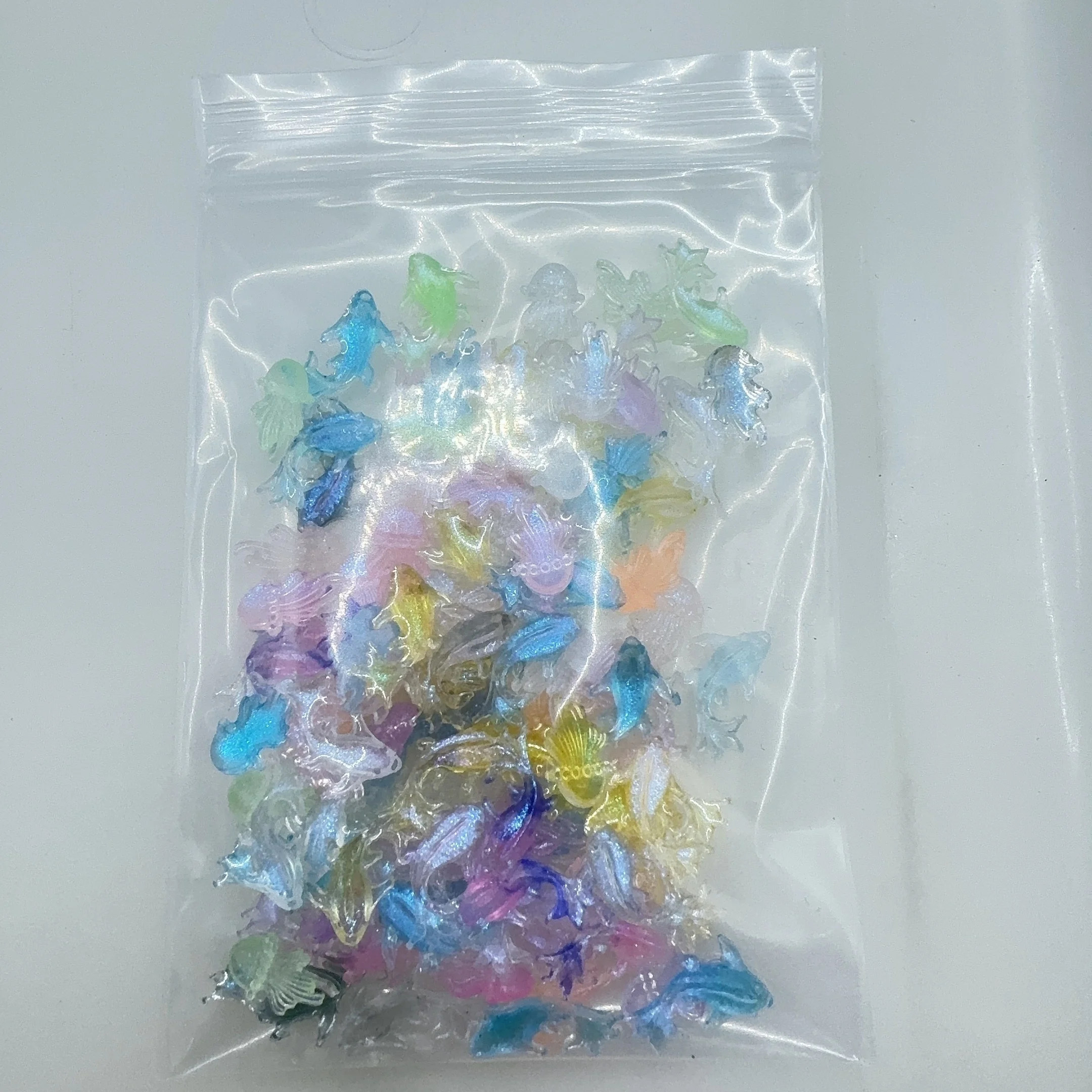 100 Stück Miniatur-Ozean-Tier-Charms-Set für Nagelkunst, niedliches Kawaii-Harz, Fisch, flache Rückseite, Strasssteine, DIY-Nageldekorationen