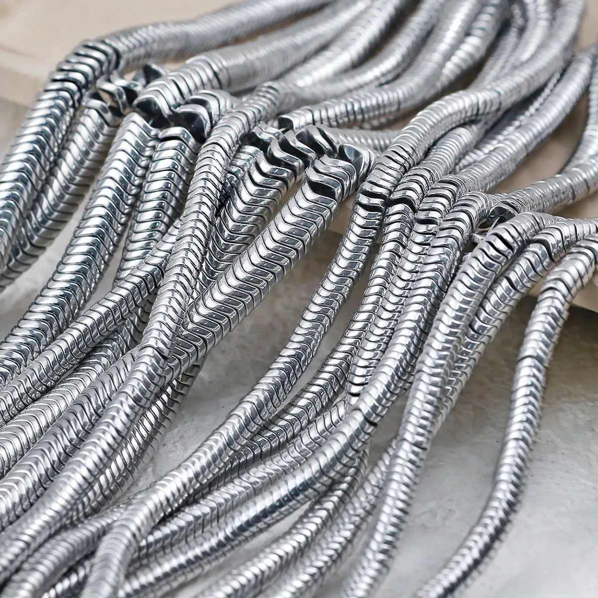4/6mm vergoldete Welle natürliche Hämatit Stück Perlen weiß goldene Spacer lose Perlen für Schmuckherstellung Armbänder DIY Zubehör