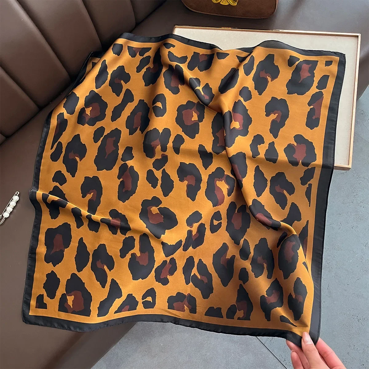 Sciarpa leopardata da donna, collo in seta imitazione, fascette per fasce per capelli, scialli e involucri da donna, bandana, foulard, sciarpe quadrate