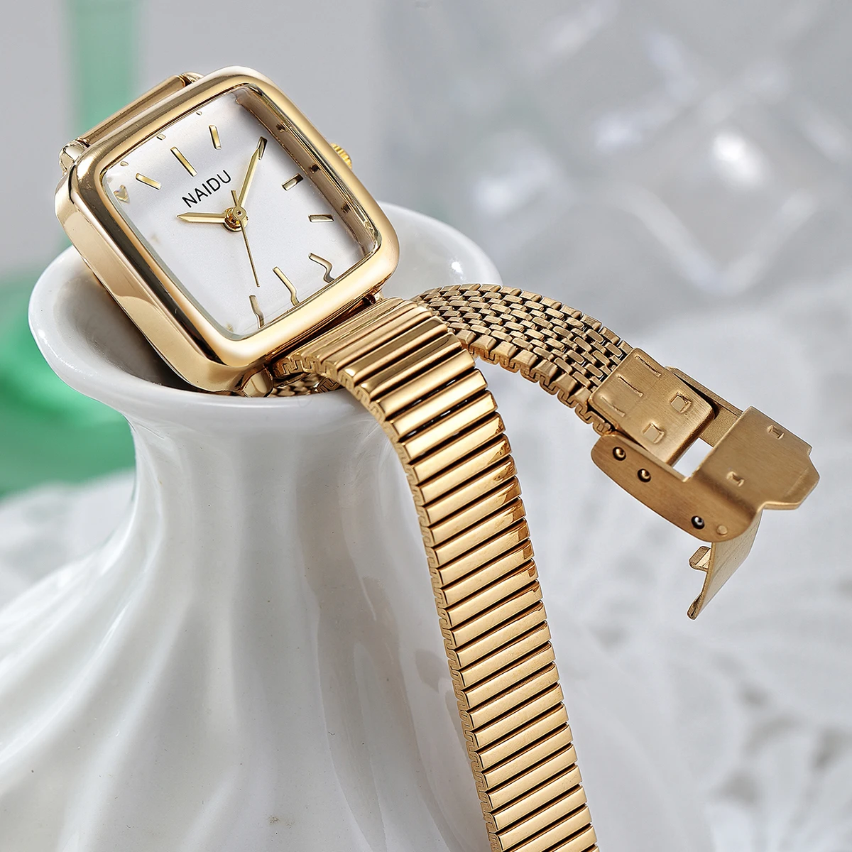1 Piece of Women's Watch with a Simple, Artistic, and Vintage Style Quartz Movement