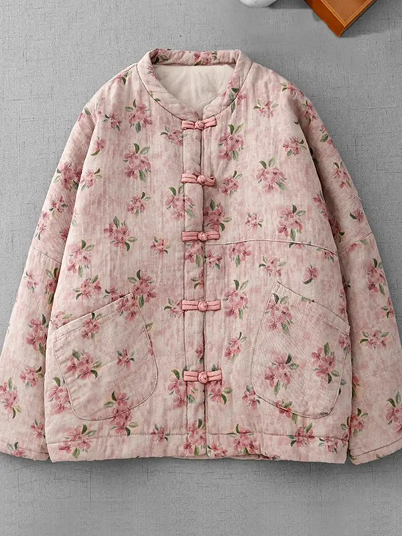 

Женская хлопковая куртка в стиле ретро в китайском стиле, зимняя новая куртка на пуговицах с фронтальной изоляцией и цветочным принтом, удерживающая тепло на открытом воздухе...