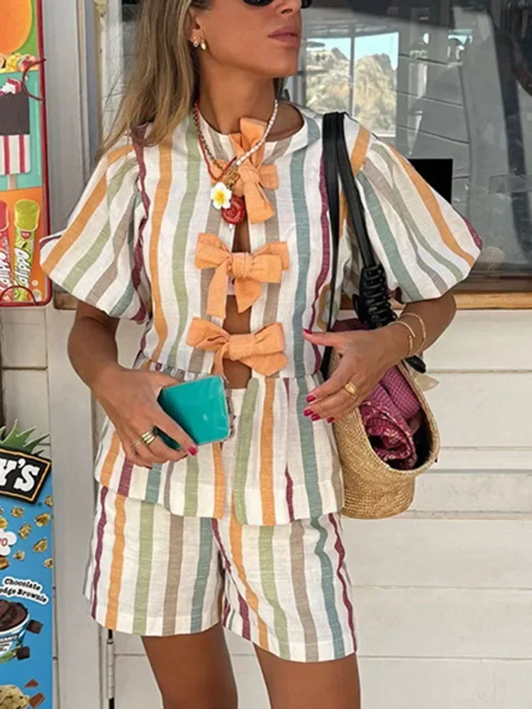 

Комплект из двух предметов, модные повседневные полосатые шорты, верхний костюм для женщин, летний винтажный уличный костюм с круглым вырезом и короткими рукавами на пуговицах с бантом