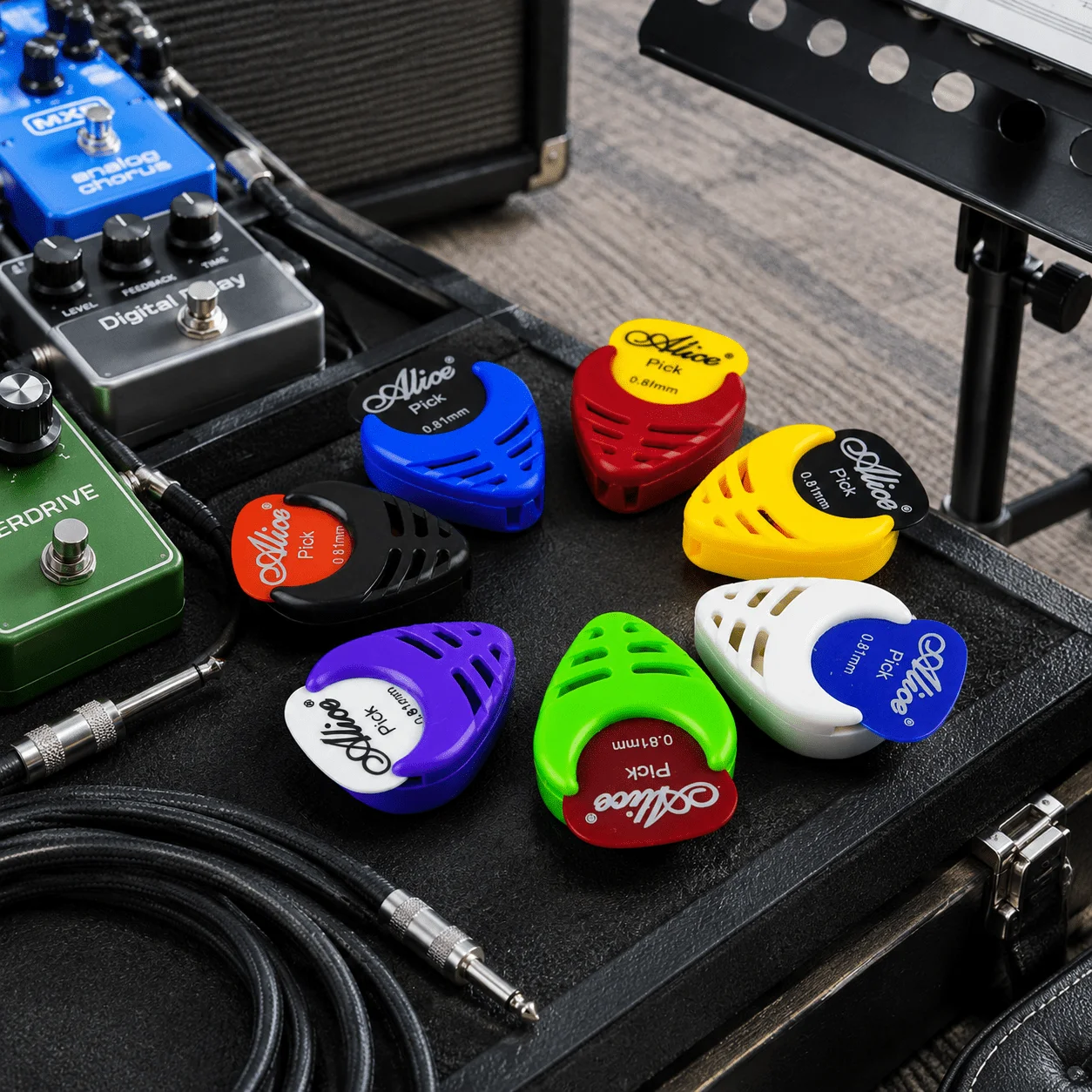 Heart-shaped Guitar Pick Box with Picks Storage Device Gift for Musicians Guitar Players Accessories Random Color TMZ