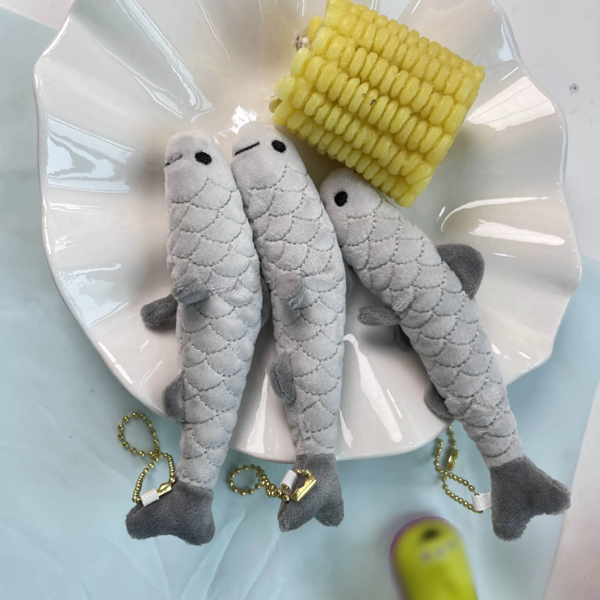 Portachiavi con ciondolo decorativo per borsa in peluche di sardine realistiche carine giapponesi Regali creativi Portachiavi con pesci piccoli in peluche morbido e carino