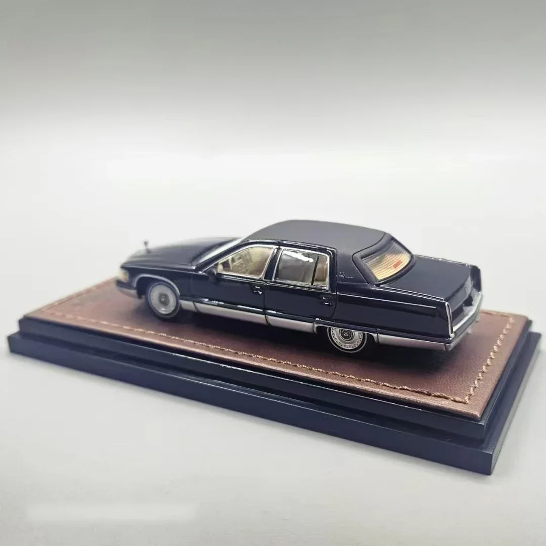 GOC 1:64 Fleetwood 1993 Black Diecast Diorama Car Model Toys