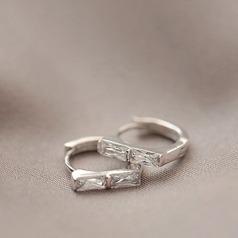 

S925 sterling silver ear buckle fashion simple neutral cold wind earrings Europe and the United States fresh diamond earrings