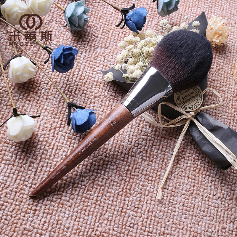 Brocha de maquillaje serie MUF MUF128, brocha para polvos sueltos, pelo de fibra suave y esponjoso, mango de cepillo de madera maciza marrón, brocha grande para polvos sueltos