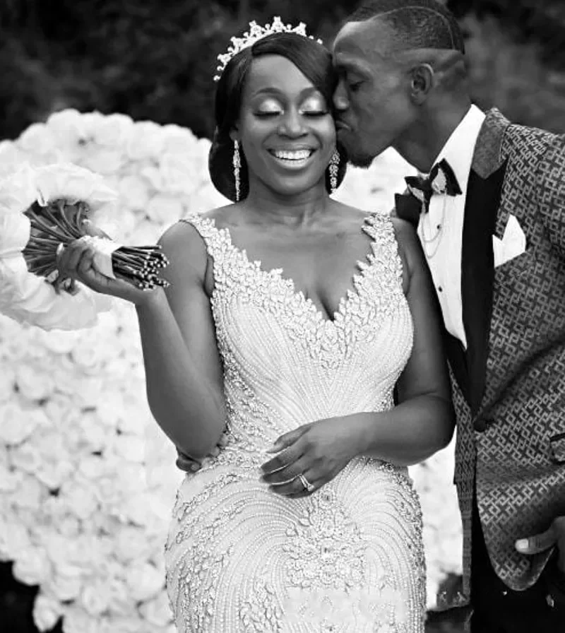 Maßgeschneidertes Meerjungfrau-Kristall-Arabisch-Dubai-Hochzeitskleid in Übergröße mit V-Ausschnitt und Blumenperlen, glitzerndes Tüll-Brautkleid mit Kathedralenschleppe