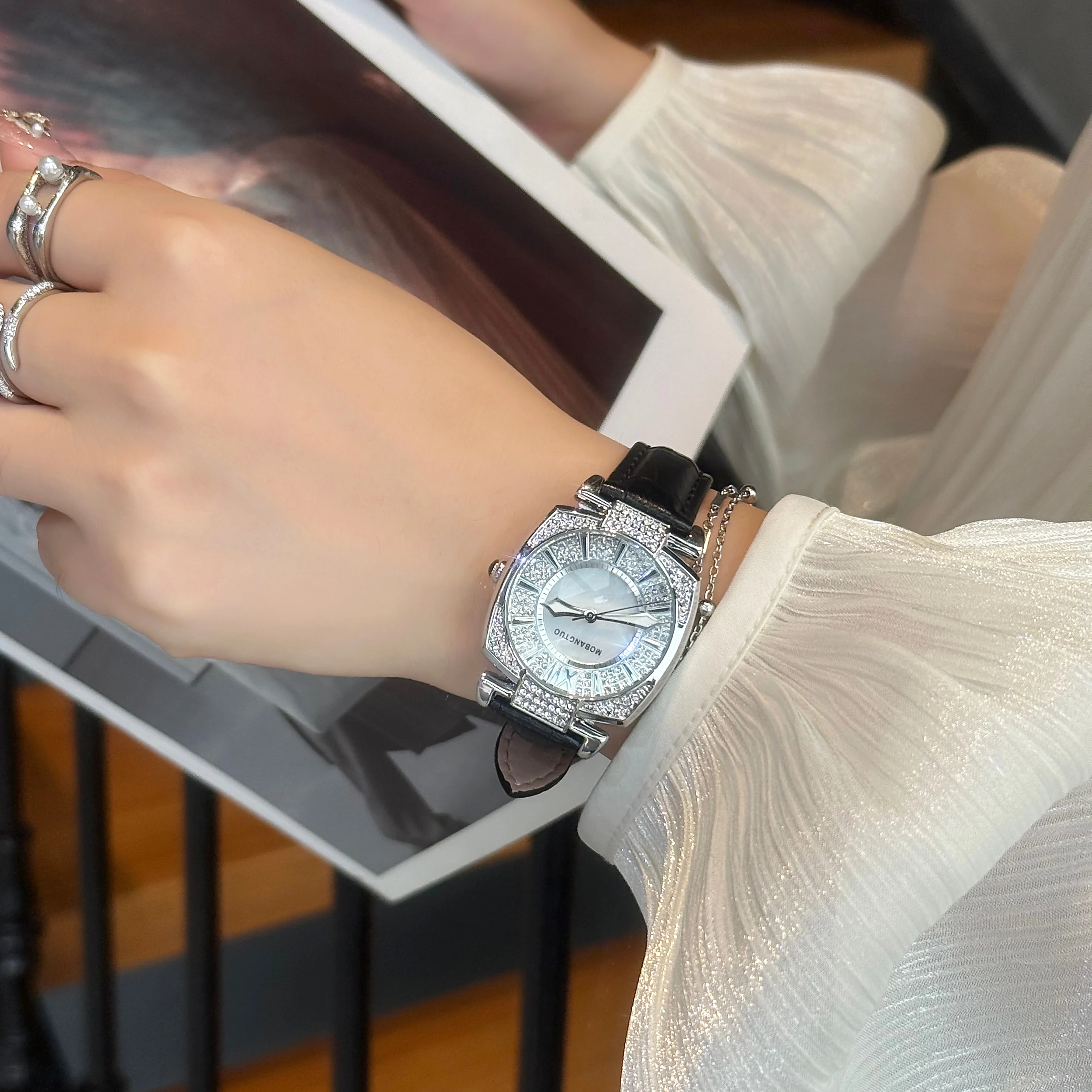 

New Elegant and noble silver diamond-encrusted ladies' watch is full of stars, and the outer belt is waterproof quartz watch