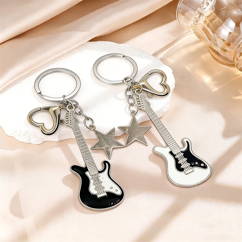 Conjunto de Chaveiros de Guitarra Elétrica, Charme de Estrela e Coração Preto e Branco para Casais, Chaveiro para Amantes de Música Punk Rock para Bolsa e Chave de Carro