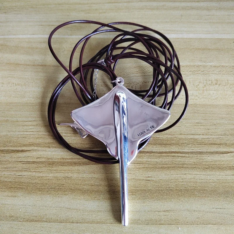 

Подвеска в виде нишевого морского существа - ската, с индивидуальным дизайном и изысканным кожаным шнурком.