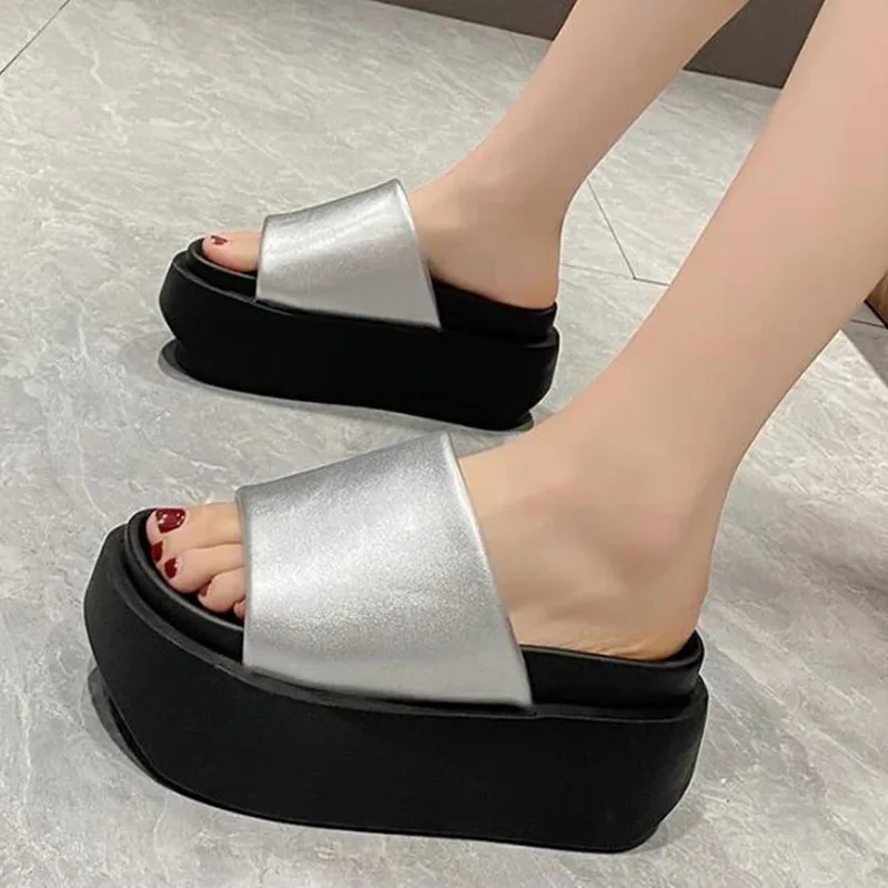 

Летние женские тапочки, женские пляжные шлепанцы, кожаная обувь на массивном каблуке, уличные сандалии на танкетке, женские тапочки на высокой платформе