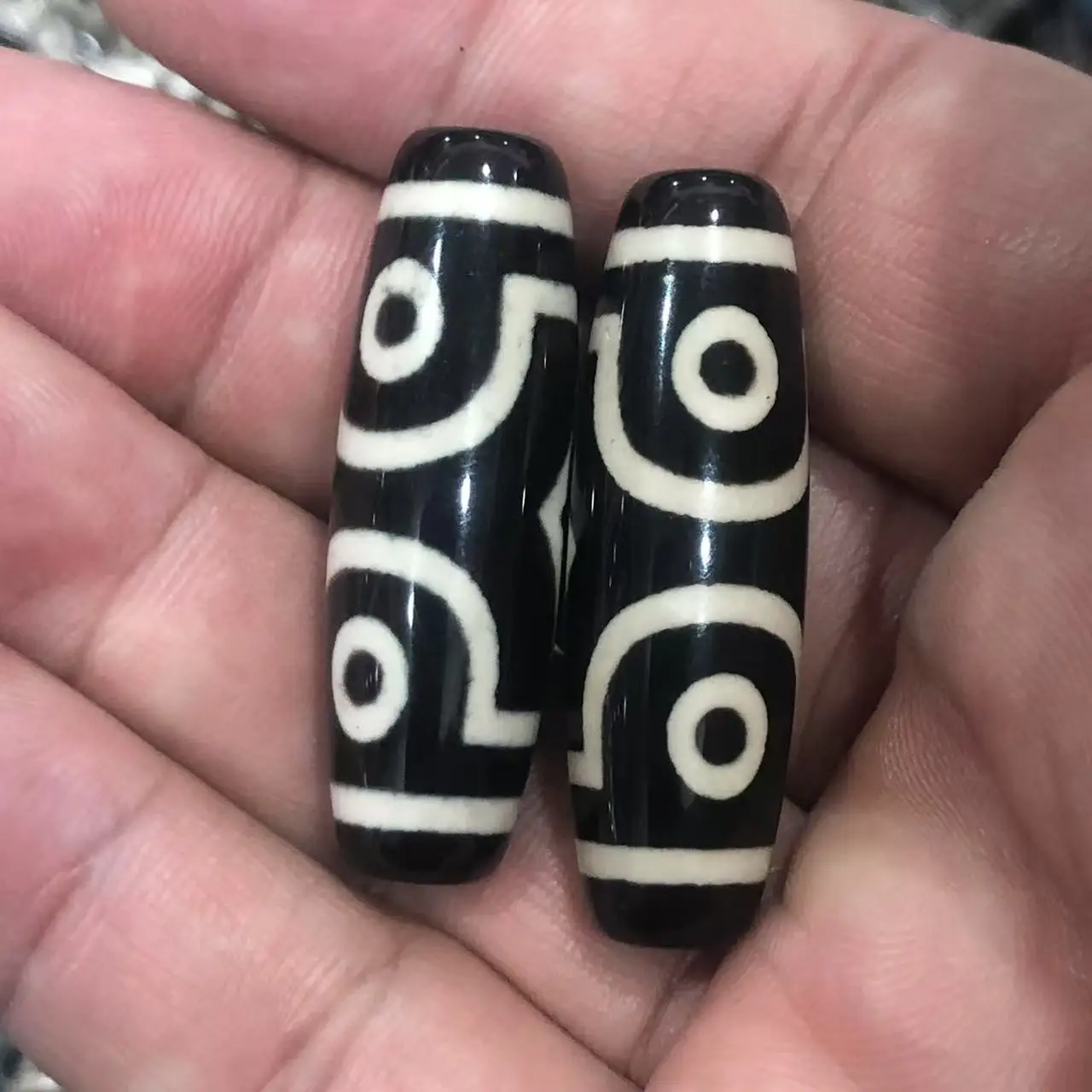 

Тибетские черно-белые бусины дзи с тремя глазами, высококачественные, с масляным покрытием, в форме подковы, для мужчин и женщин.