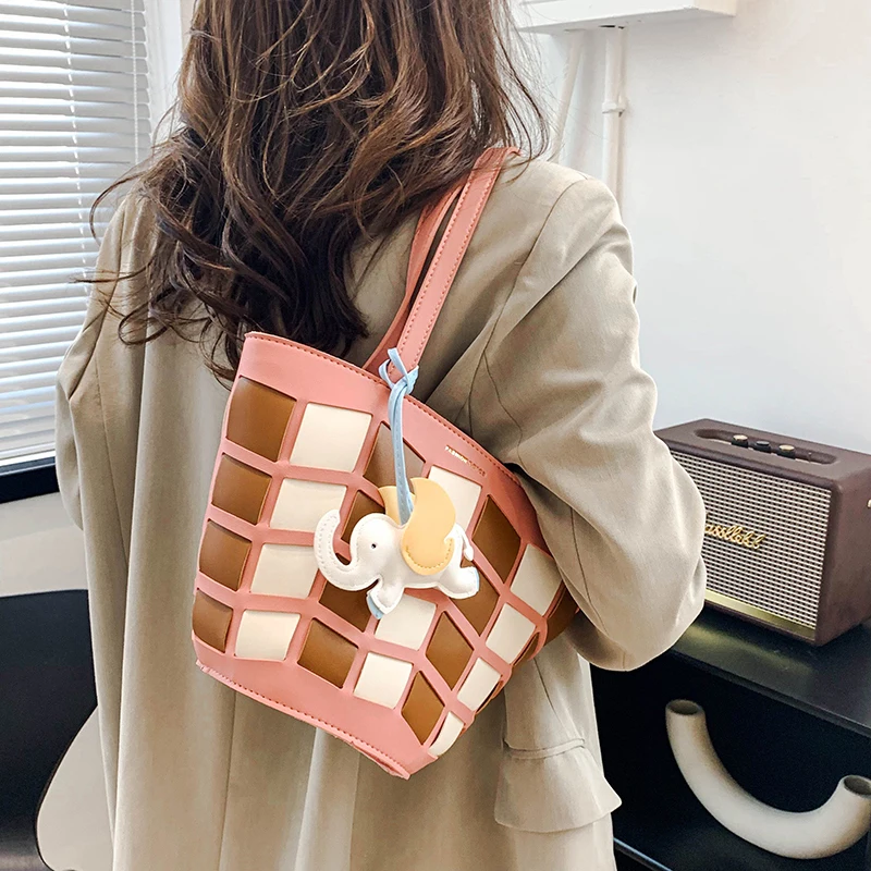 

Откройте для себя популярную кожаную сумку известного дизайнера из роскошного бренда для стильных дам.