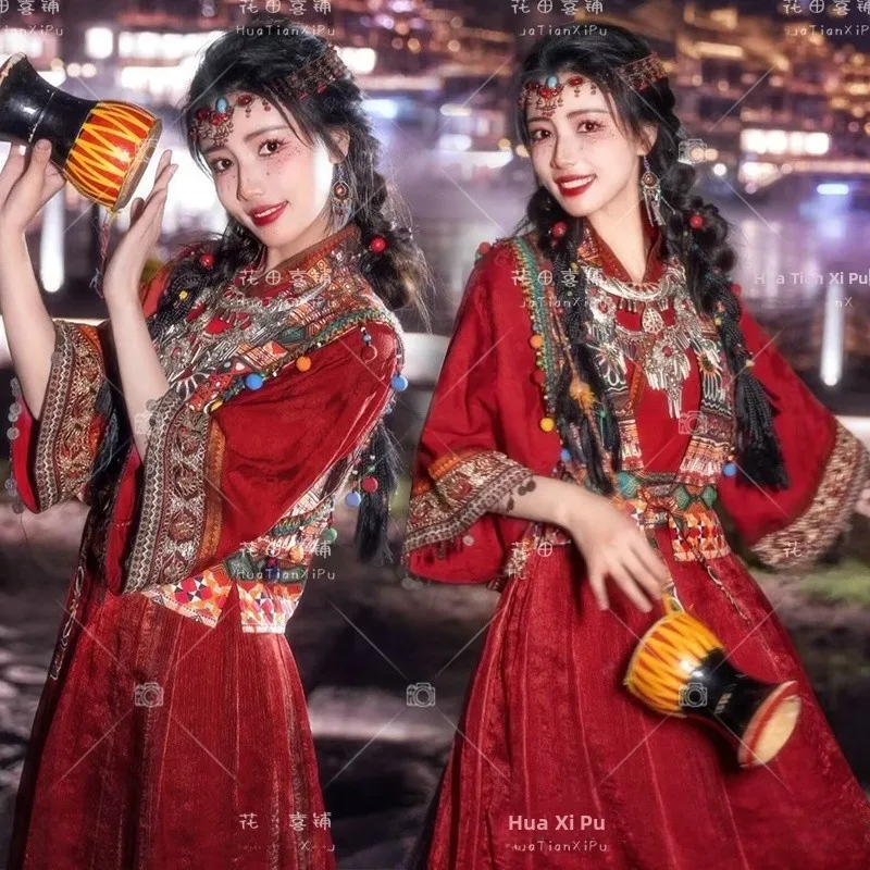 

Red Minority Costume Young Female Traditional Ethnic Style Photography Tourist Snapshots Phoenix Ancient City Travel Shoot