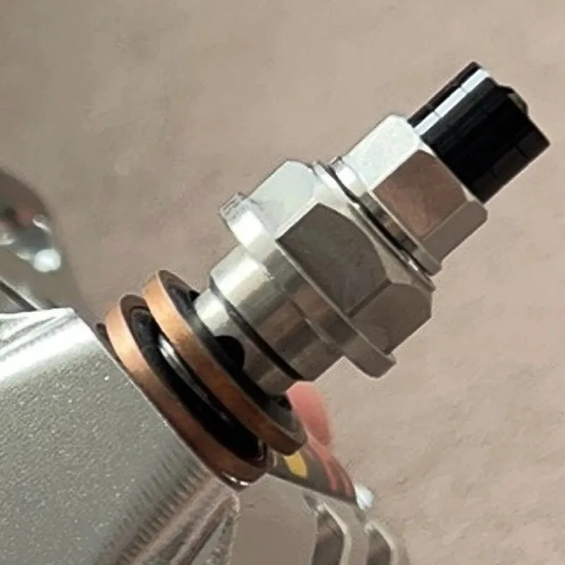 유니버설 CNC M10x21 피치 1.0/1.25mm 오토바이 브레이크 캘리퍼스 블리드 오일 노즐 스크류 브레이크 마스터 실린더 오일 호스 반조 볼트