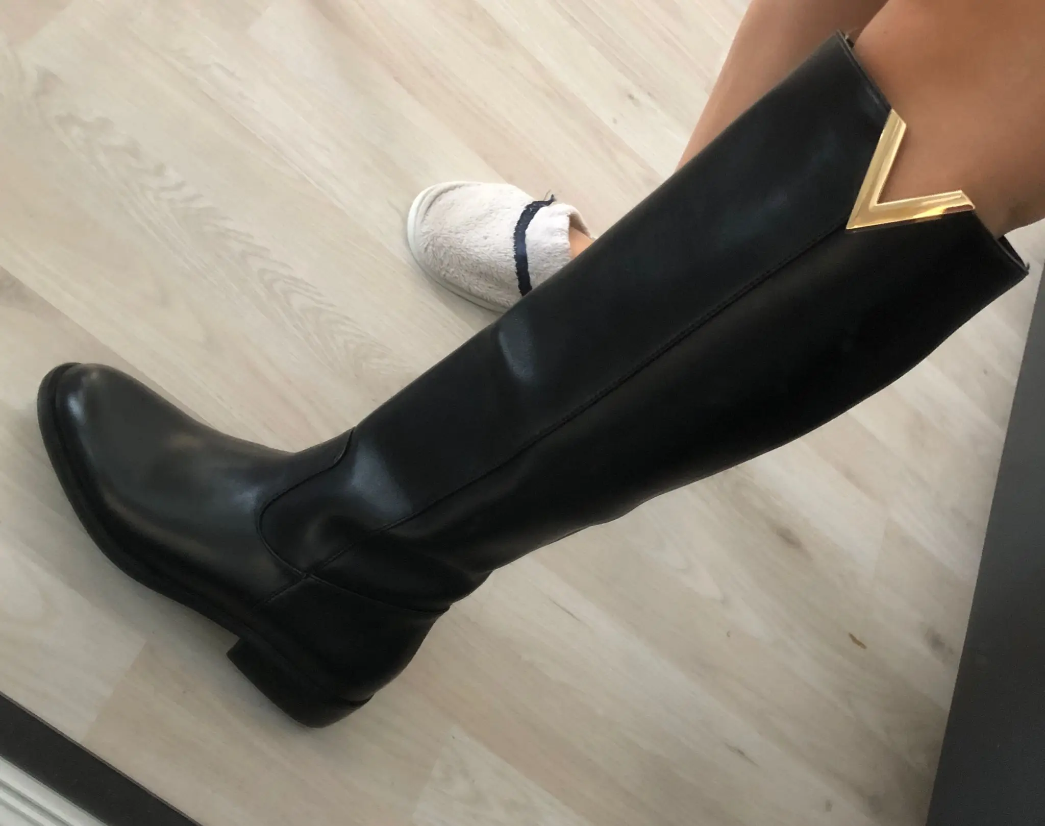 Black Leather Knee High Woman Boots New Brand Metal V Decoration Solid Designer Fashion Catwalk Concise Round Toe Winter Shoes