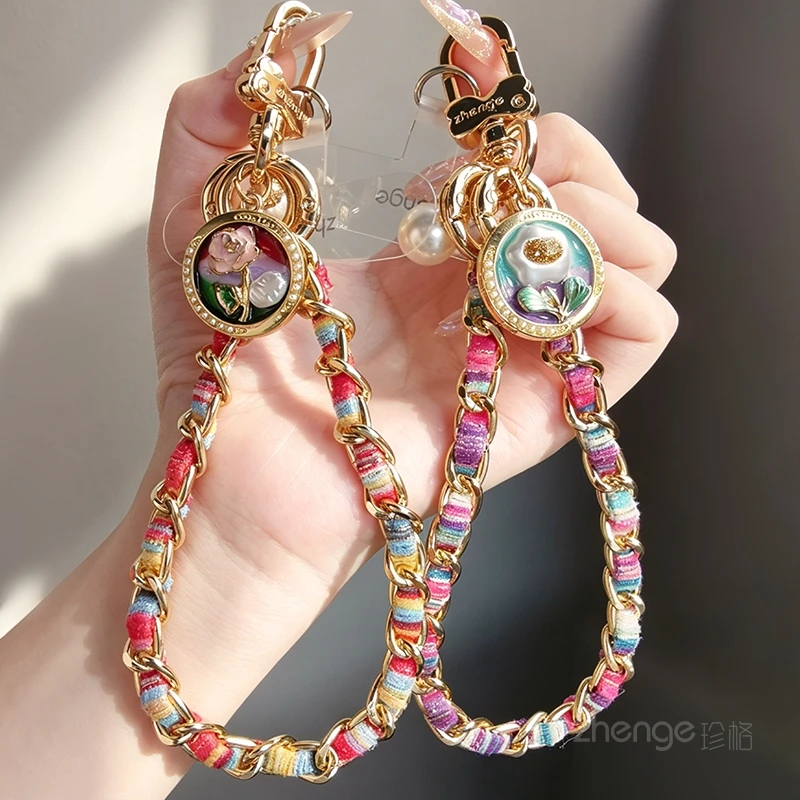 

Mobile Phone Lanyard for Women, Fashionable Wrist Hang Tag with Twisted Chain Short Design, Metal Hook Buckle Pendant