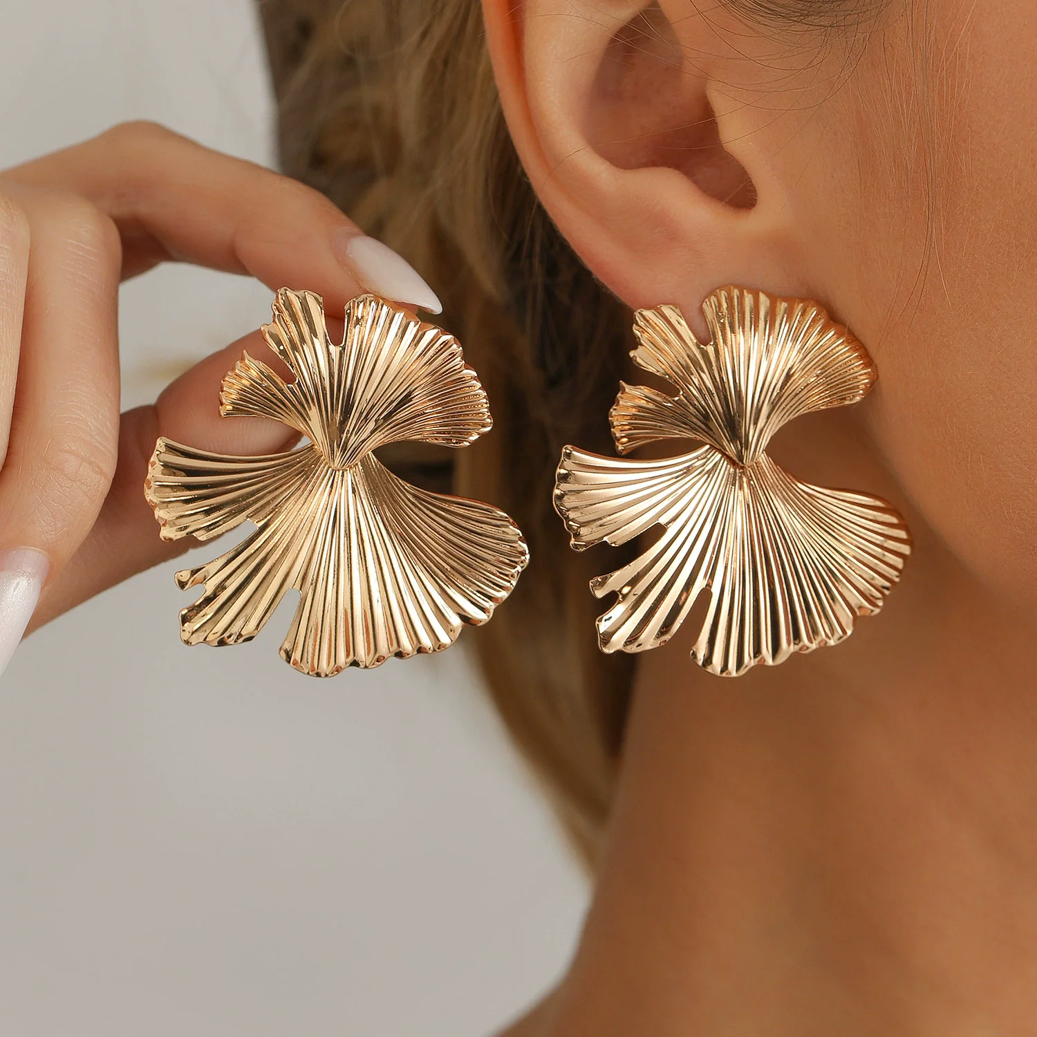 

Kshmir Vintage Ginkgo Leaf Metal Stud Earrings for Women European American Style Personality Daily Jewelry Commuter Accessories