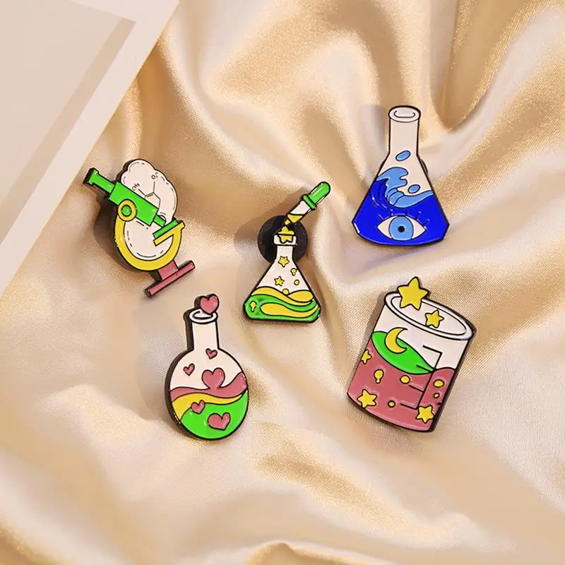 Pin warna mikroskop eksperimental botol tabung tes gelas kimia bros Sains kerah Untuk Teman perhiasan percobaan kimia Enamel