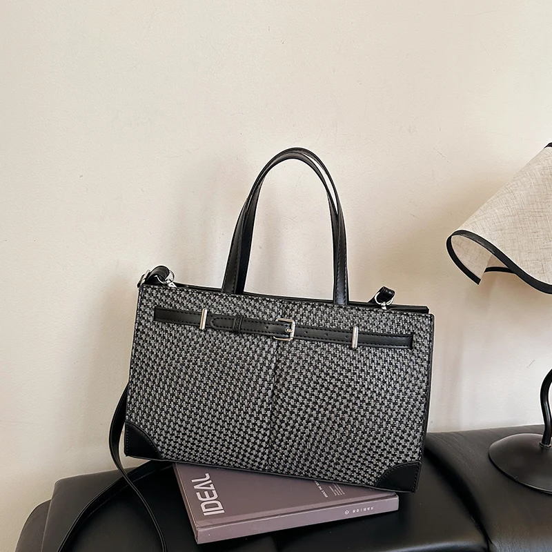 

Famous Designer Women Messenger Bag, Premium Leather Shoulder Bag For Ladies, Chic Crossbody Handbag With Elegant Style