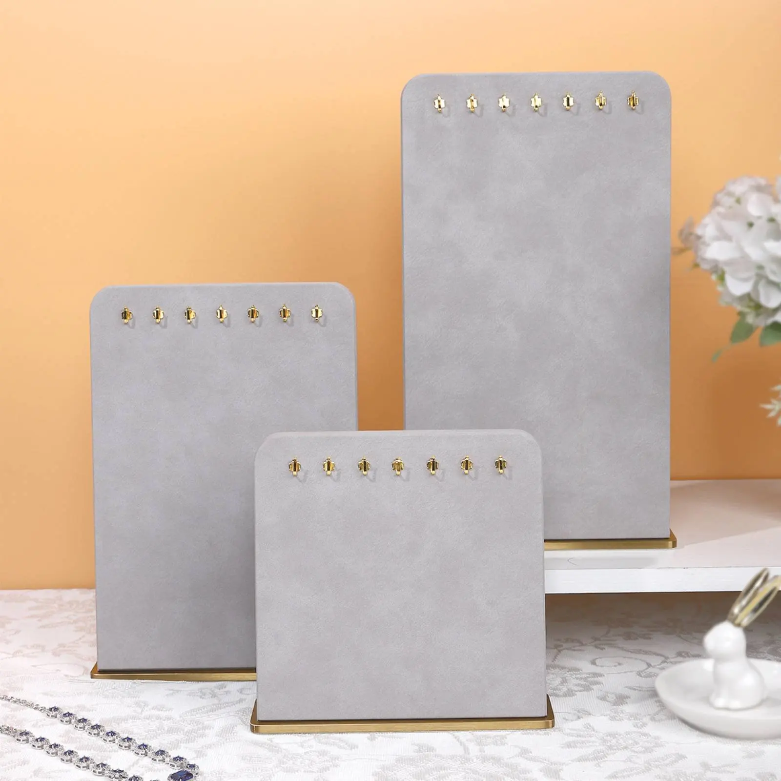 

Locket Display Rack Fine Workmanship Jewelry Photography Prop PU Leather Jewelry Easel Sturdy and Long-Lasting for Craft Fairs