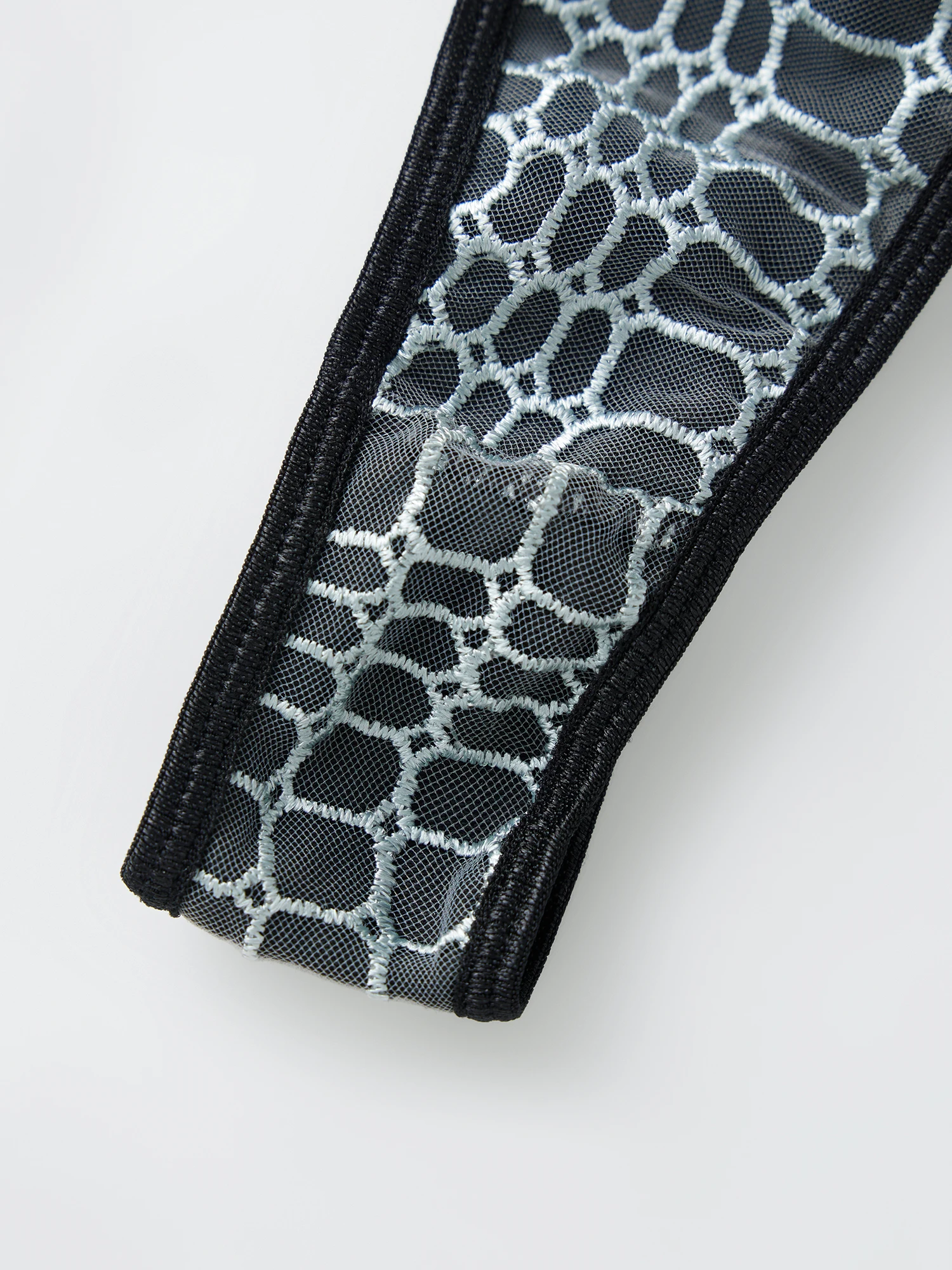 Conjunto de lencería sexy de encaje con liguero y medias altas hasta el muslo para un juego de rol seductor en el dormitorio y una noche de cita