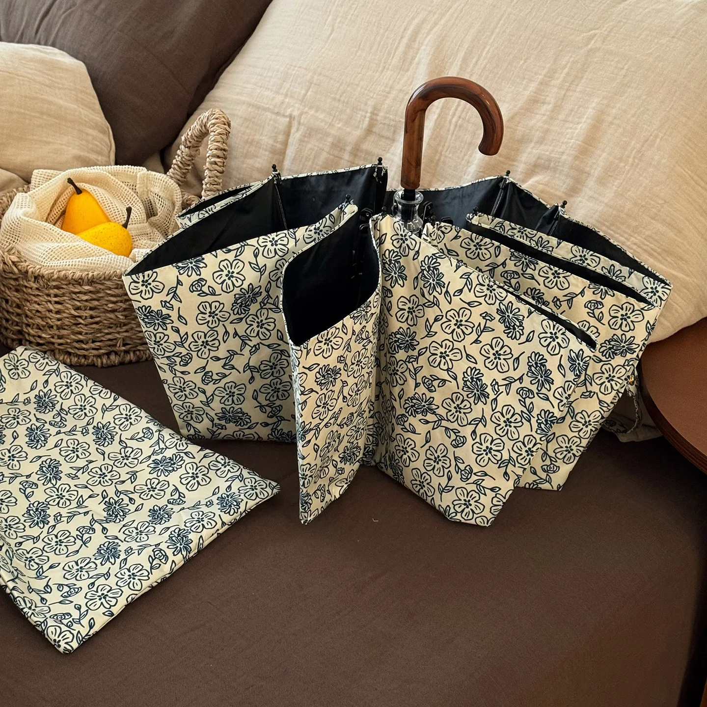 Guarda-chuva Floral Retrô para Mulheres com Cabo Curvo, Guarda-chuva Dobrável com Proteção UV, Guarda-chuva Fofo, Parasol Portátil para Chuva e Sol, Presente para Meninas